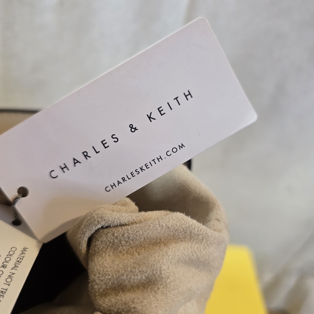 CHARLES KEITH Elegant Cream Shoulder Bag - Picture 4 of 7